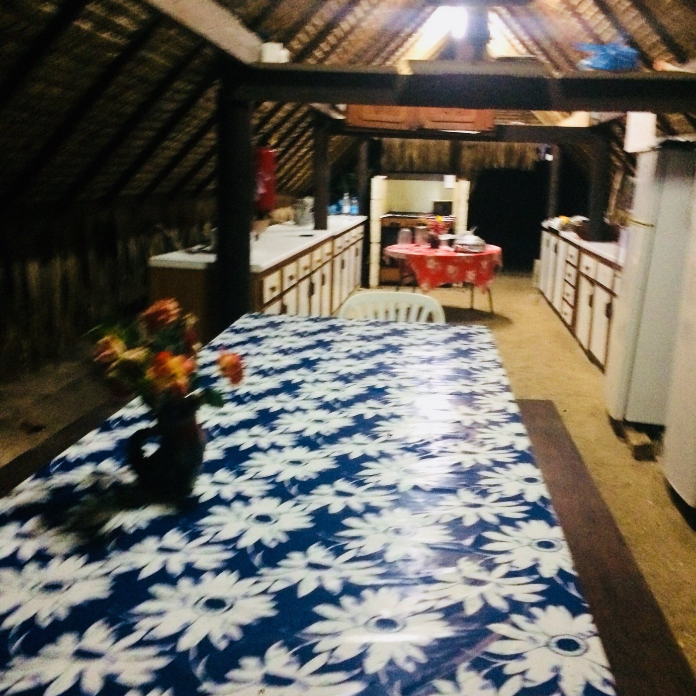 Grande table dressée de la cuisine commune